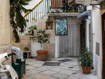 Nonostante i problemi per� i sottani risultano sempre molto curati e decorati con vari oggetti, piante e immagini religiose, soprattutto di San Nicola. Ad esempio in una rientranza di strada delle Crociate ne notiamo uno con lanterna e raffigurazioni del Patrono